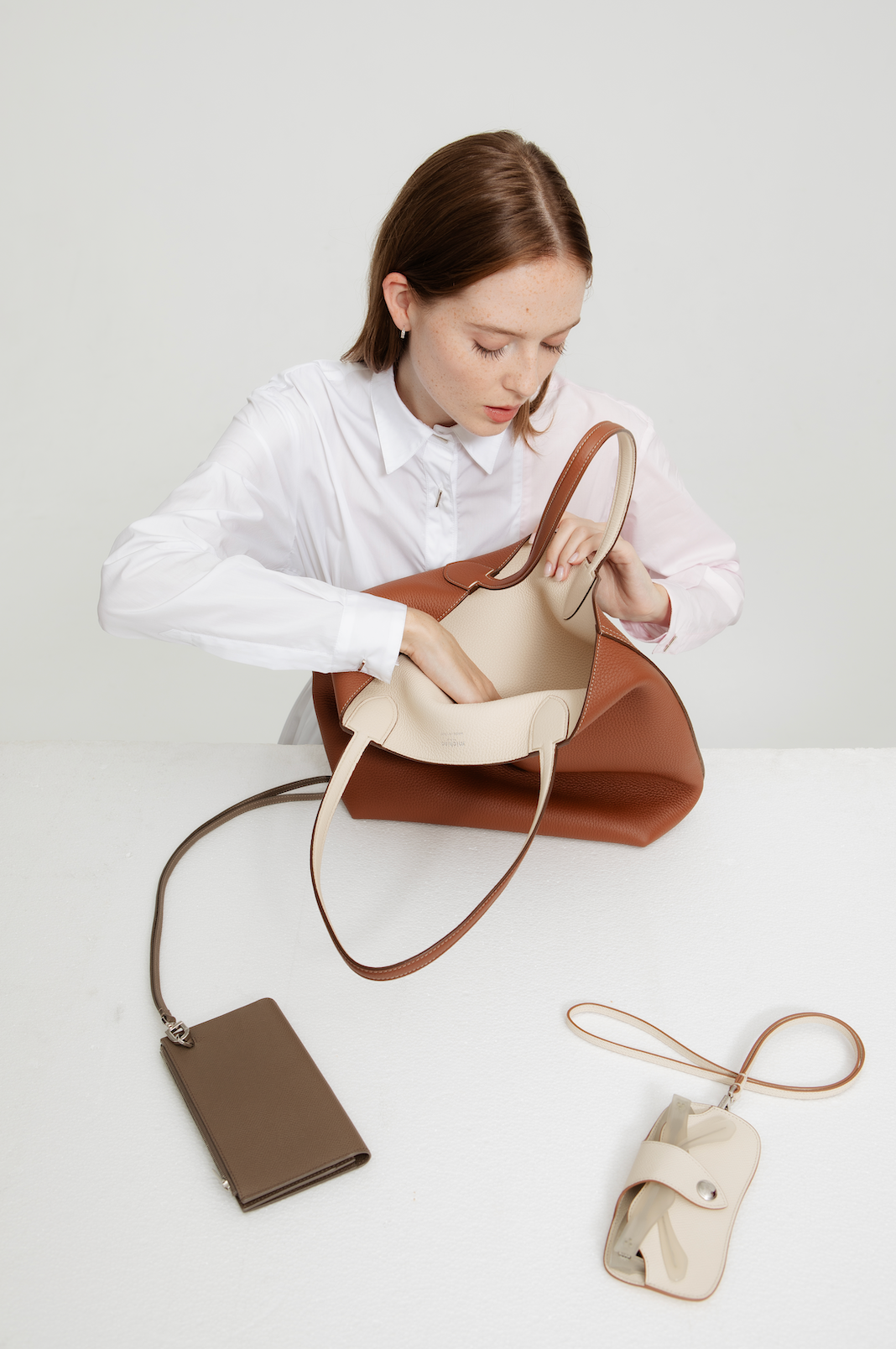 LONG PORTEFEUILLE EN CUIR À FERMETURE ÉCLAIR TAUPE